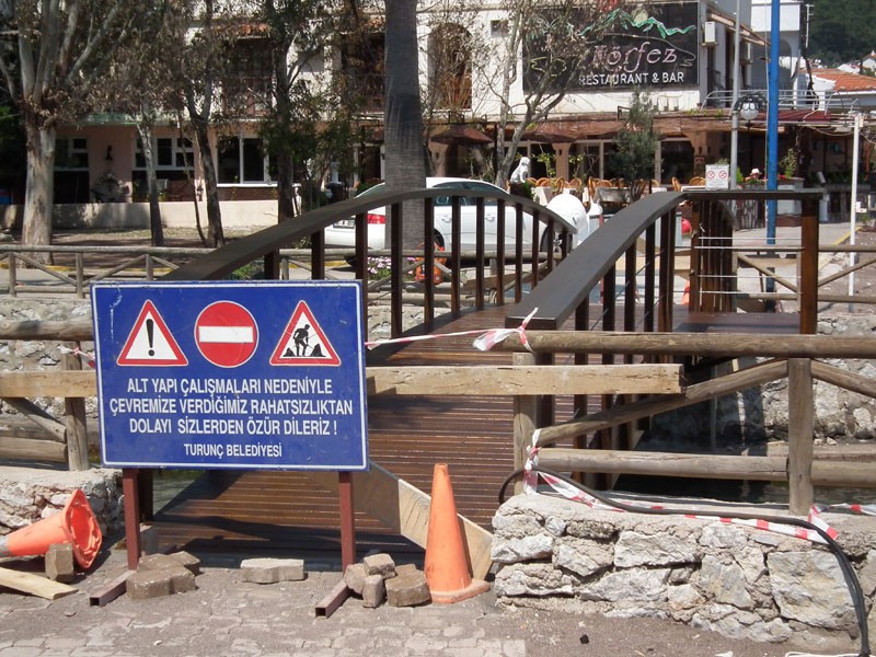 Work begins on the new river footbridge